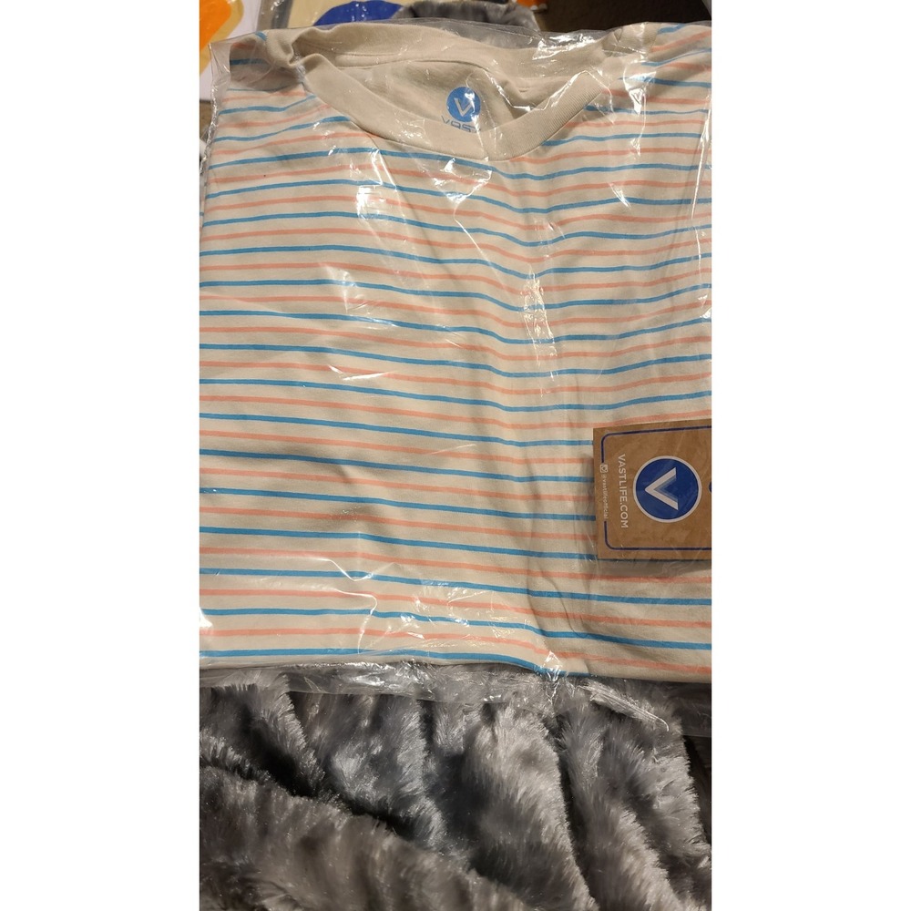 Vast Life crew neck shirt Size Medium‎